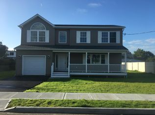 277 35th St, Lindenhurst, NY 11757