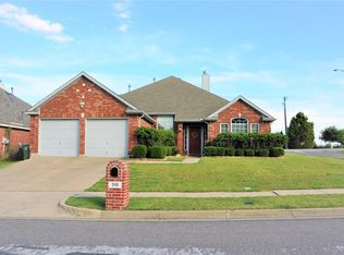 318 Fort Edward Dr, Arlington, TX 76002