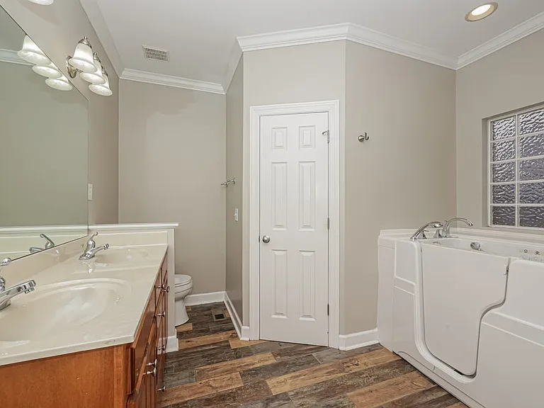 411 Carmel Dr — Photo 10