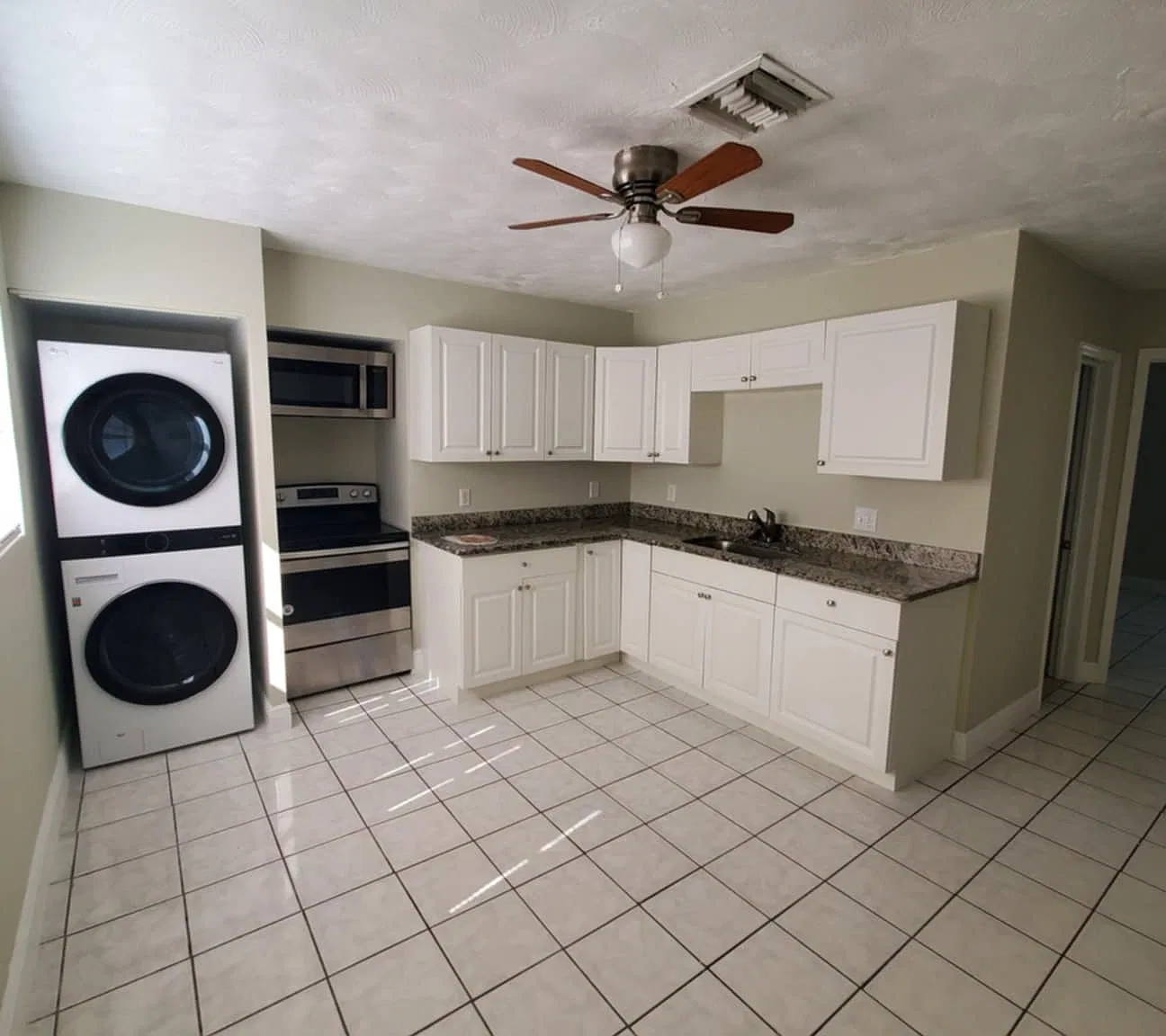 3 bed, 1104 sqft, $2,350 — Photo 4