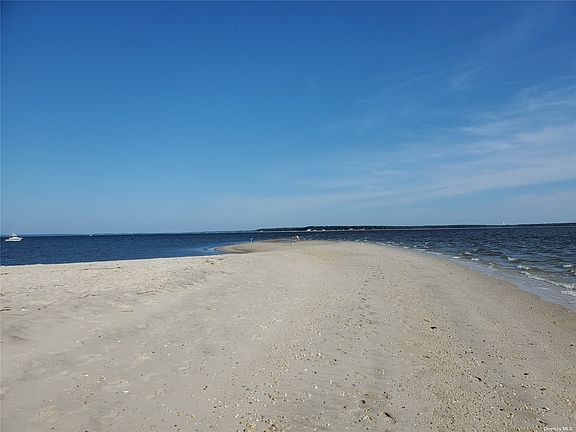 3rd image of 175.0568 Peconic Bay Blvd