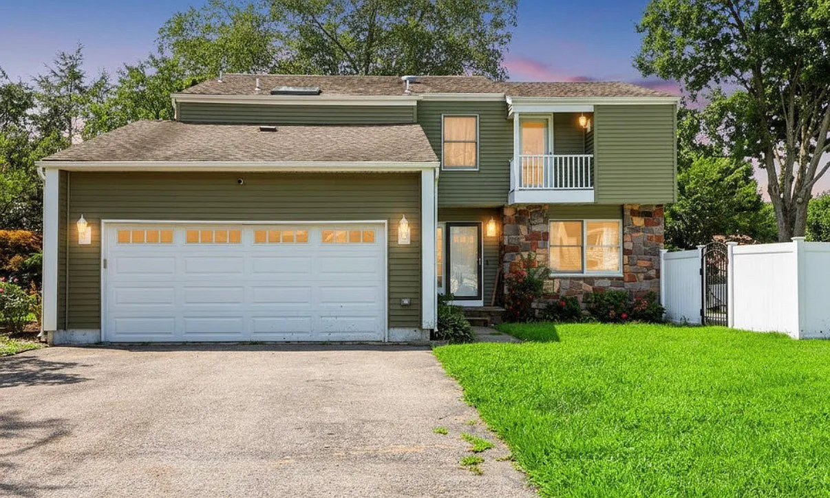4 bed, 2.5 bath, 2400 sqft, $4,000 — Photo 1