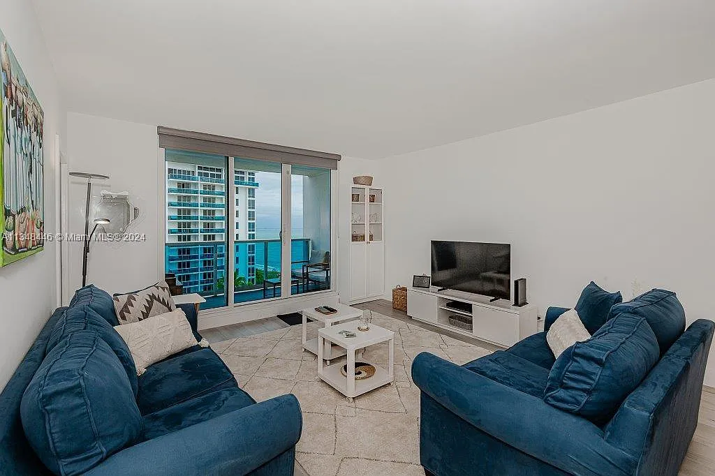 Roney Palace Condo — Photo 4