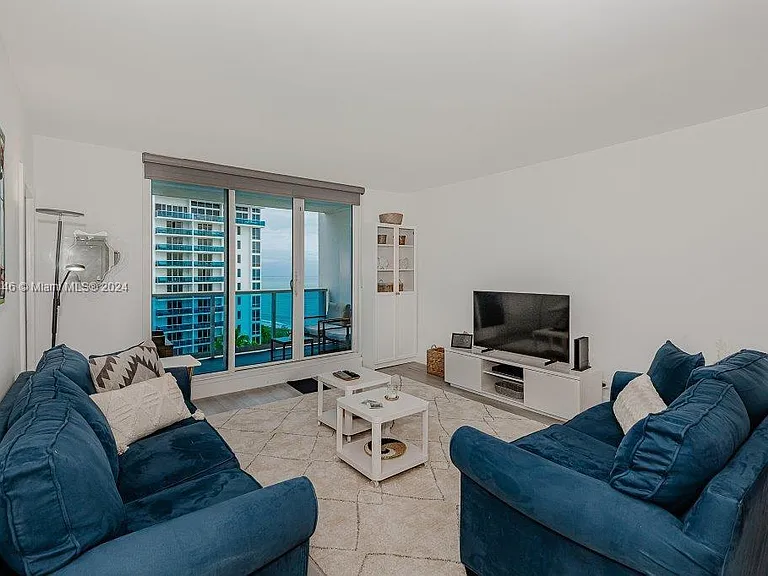 2301 Collins Ave #1115 — Photo 4