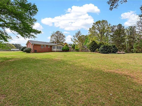 4th image of 160 Burdette Cir