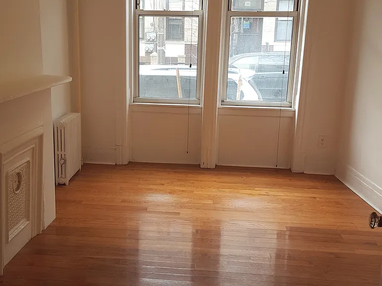 36 Sutton St #1R — Photo 1