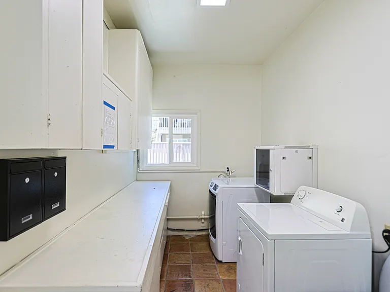 70 Roycroft Ave #B — Photo 5