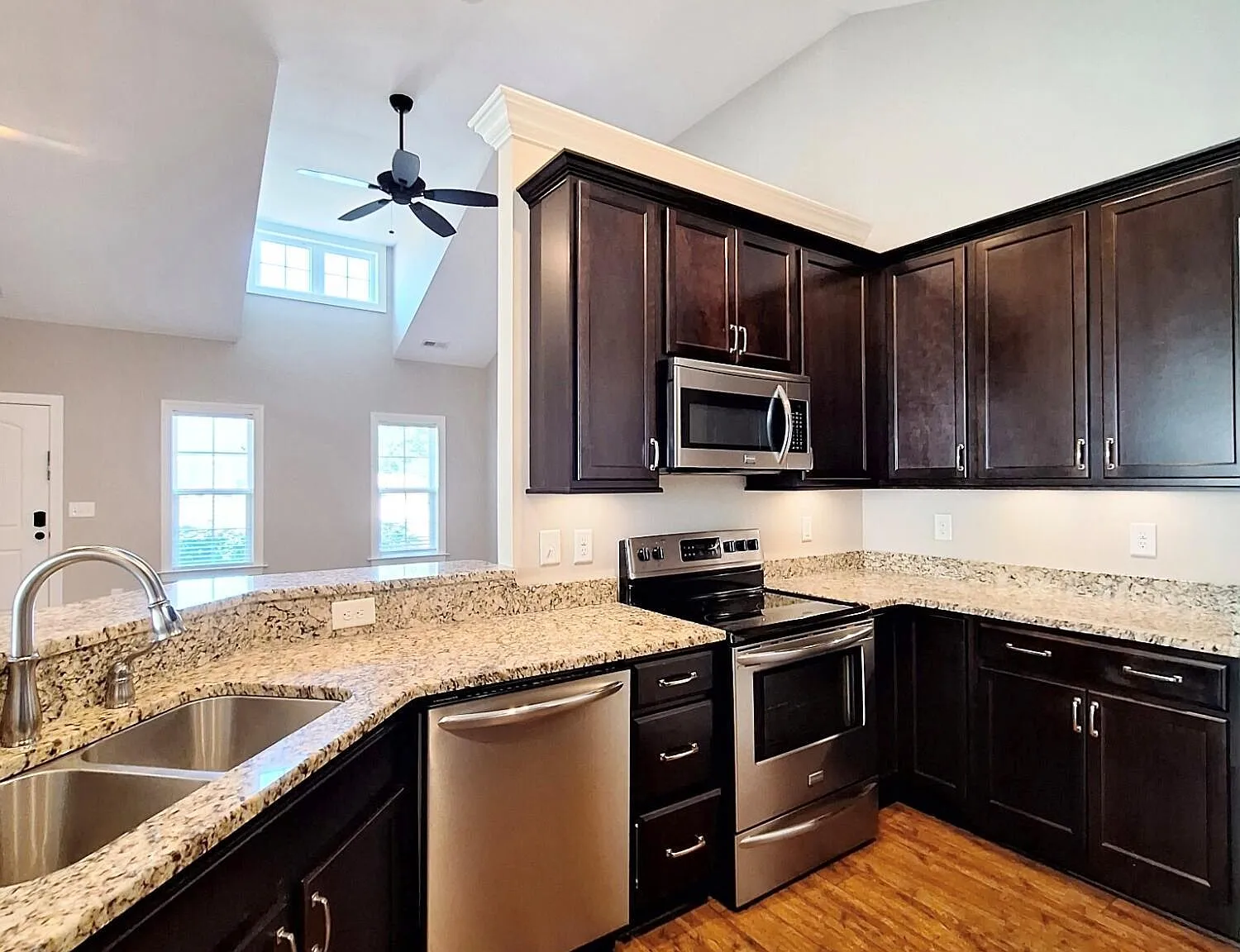 3 bed, 2.0 bath, 1429 sqft, $1,700 — Photo 4