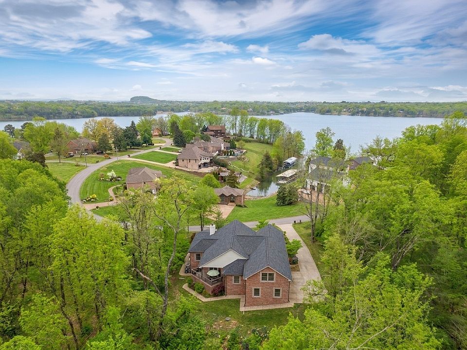 1st image of 442 Lakeview Cir