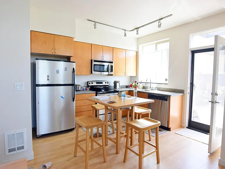 1405 NE 86th St — Photo 1