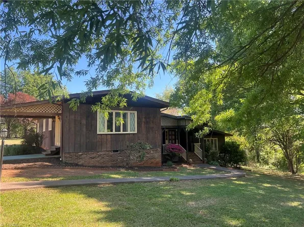 112 Balcony Ln, Mount Airy, NC 27030