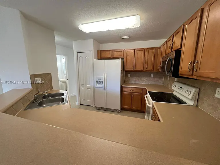 3038 SW 129th Ter — Photo 7