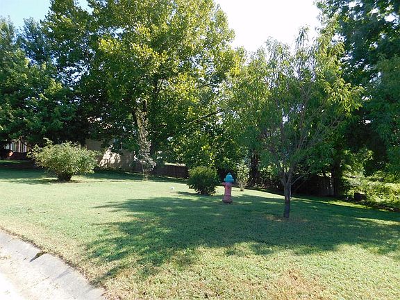 4th image of 1409 Crest Hill Dr
