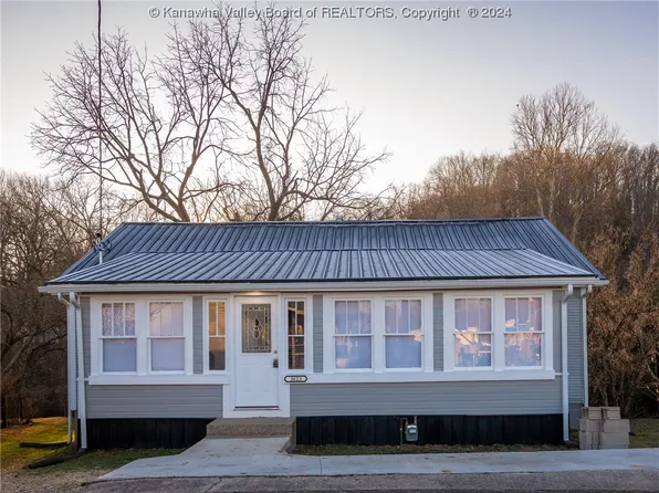 3623 36th St, Nitro, WV 25143