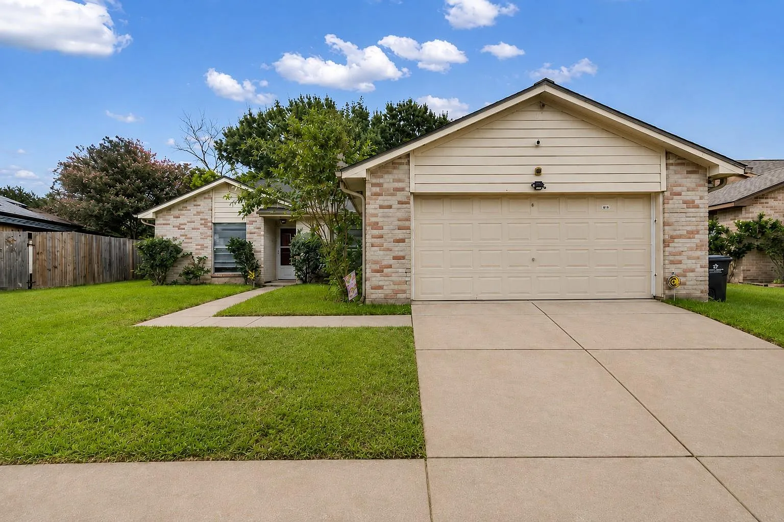 3 bed, 2.0 bath, 1419 sqft, $1,700 — Photo 1