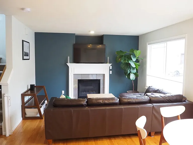 4454 Woodland Park Ave N — Photo 3