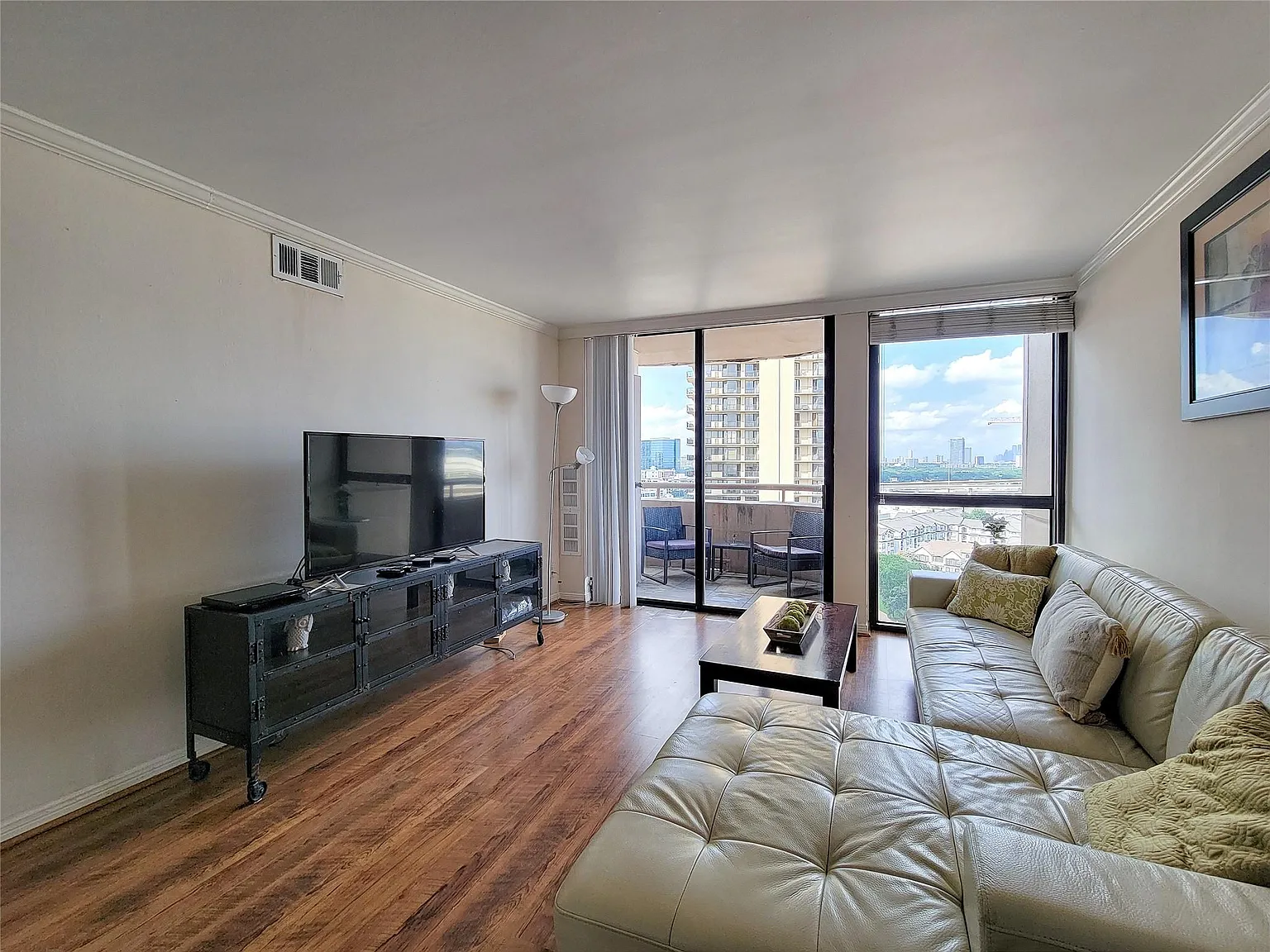 1 bed, 1.0 bath, 794 sqft, $1,550 — Photo 2