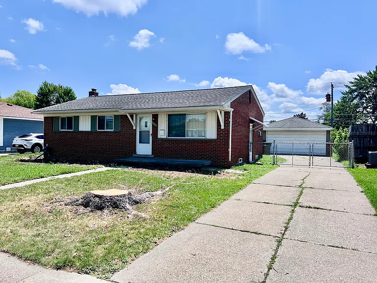 2252 Winston Dr — Photo 2