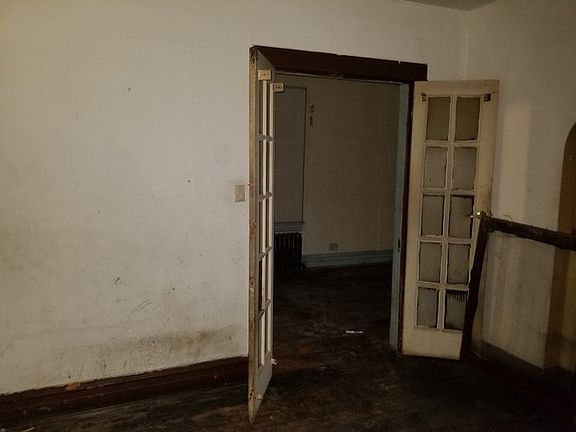 4th image of 906 N Karlov Ave