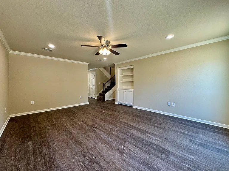 919 Briar Dr — Photo 4