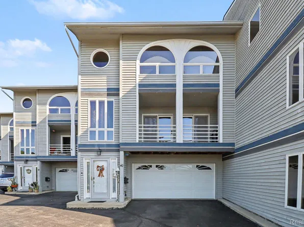40 Harrison Ave, Trenton, MI 48183