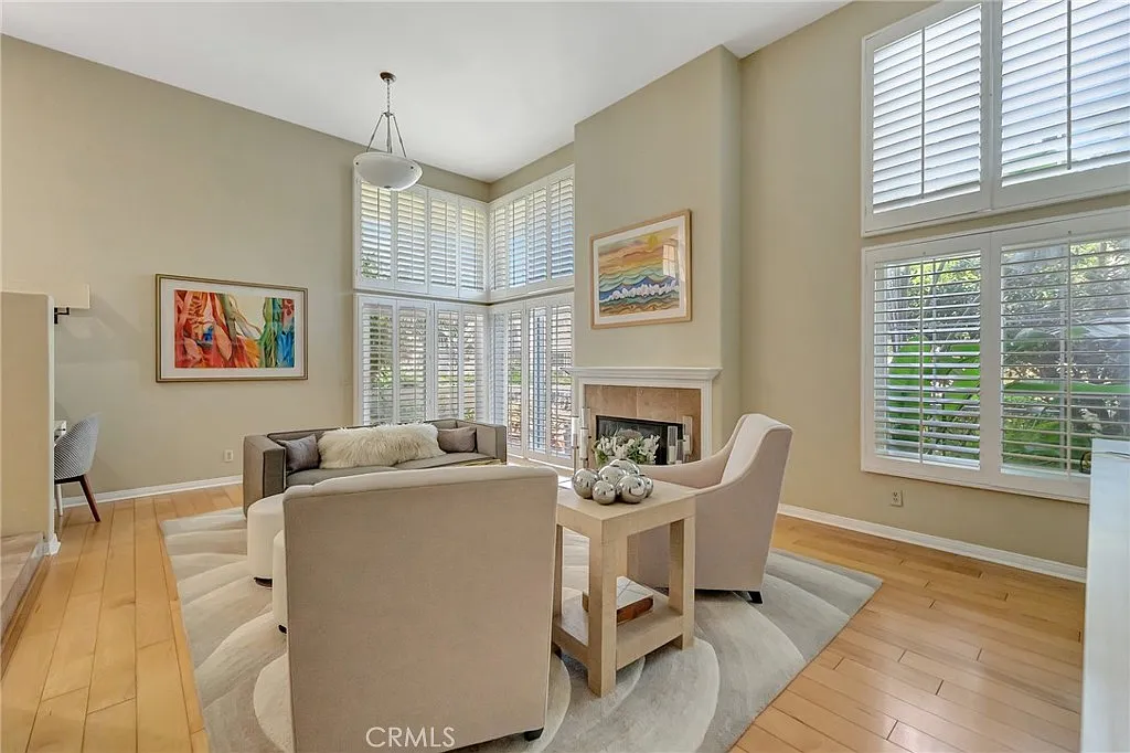 3 bed, 2.5 bath, 2245 sqft, $6,000 — Photo 2