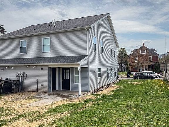 3rd image of 1610 Scott St