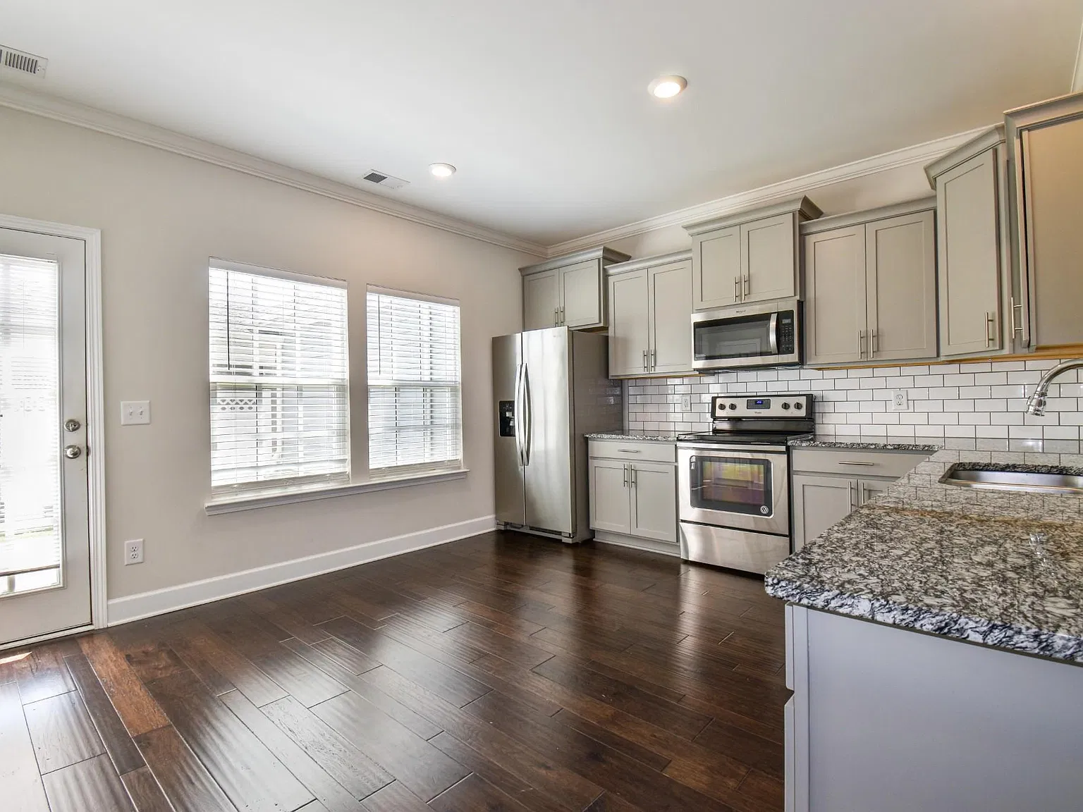 3 bed, 2.5 bath, 1320 sqft, $2,200 — Photo 3