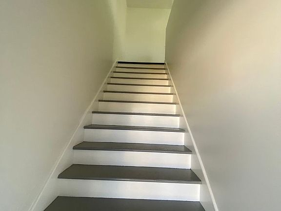 4th image of 142 Douglas St #1/2