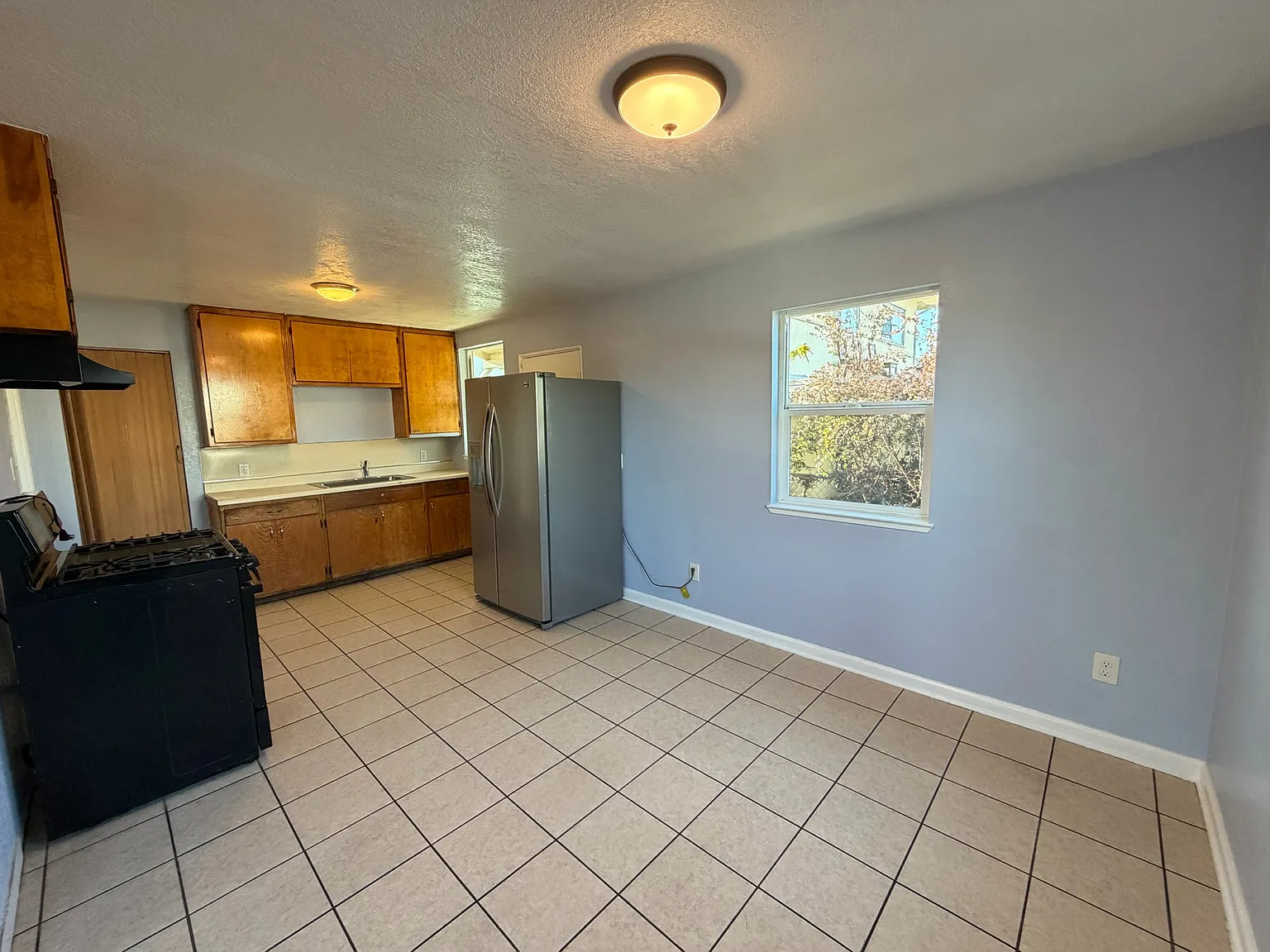 3 bed, 999 sqft, $3,200 — Photo 3
