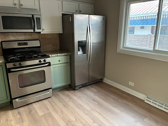 3 bed, 1.5 bath, 1599 sqft, $2,300 — Photo 4