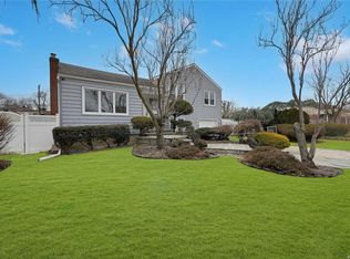 36 Grant St, Farmingdale, NY 11735
