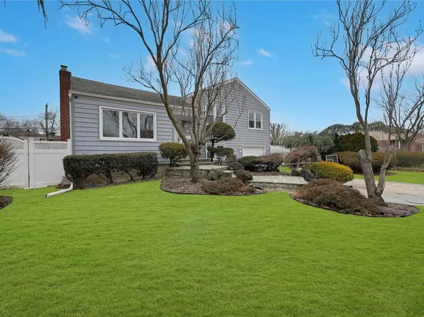 36 Grant Street, Farmingdale, NY 11735