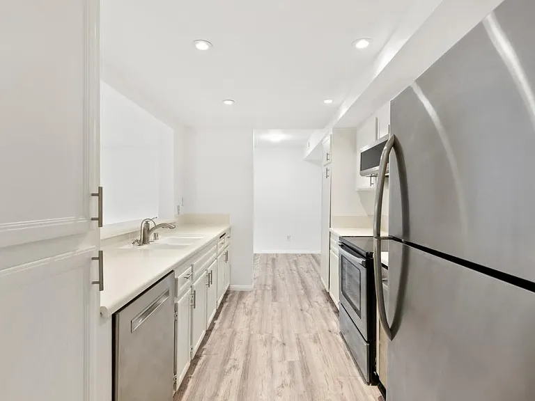 1040 E Washington Ave — Photo 6