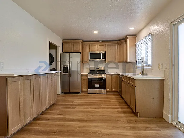 213 E Acacia St #A — Photo 8
