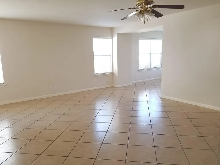 3526 Lexington Cmn — Photo 5