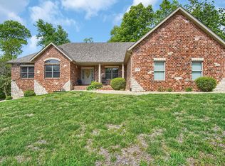 18 Hunters Glen Dr, Maryville, IL
