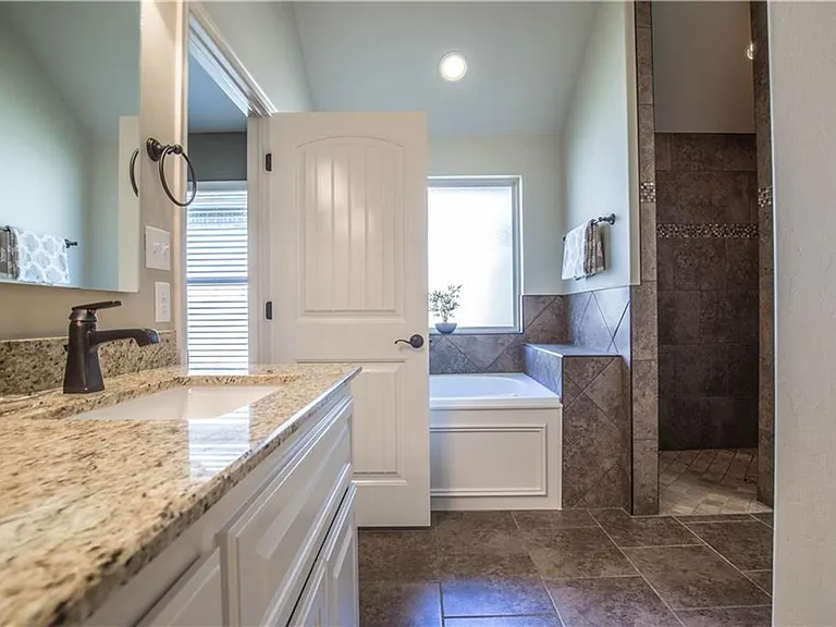 8701 SW 66th Pl — Photo 8