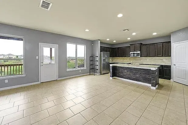 3 bed, 2.5 bath, 2266 sqft, $750 — Photo 4