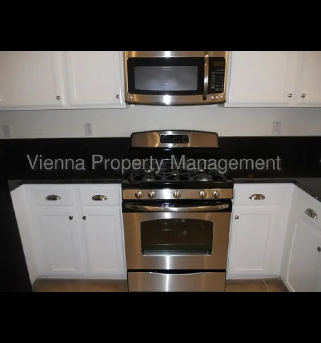 3 bed, 2.5 bath, 1810 sqft, $2,795 — Photo 2