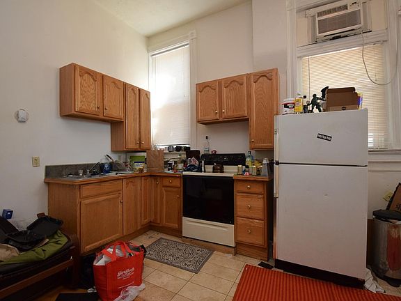 4th image of 250 Warner St