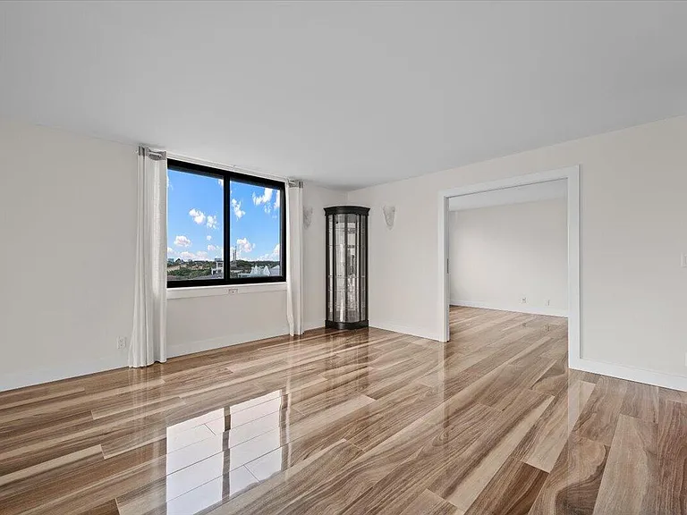 911 Ocean Dr #601 — Photo 10