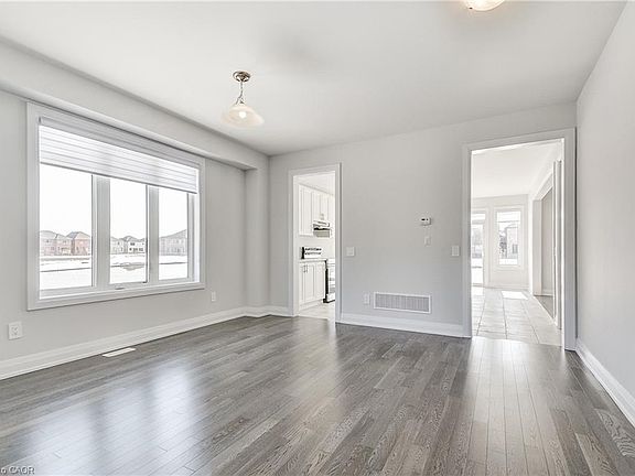 4th image of 35 Walters St