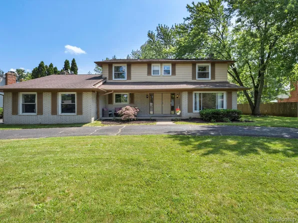 5367 Greenbriar Dr, West Bloomfield, MI 48323