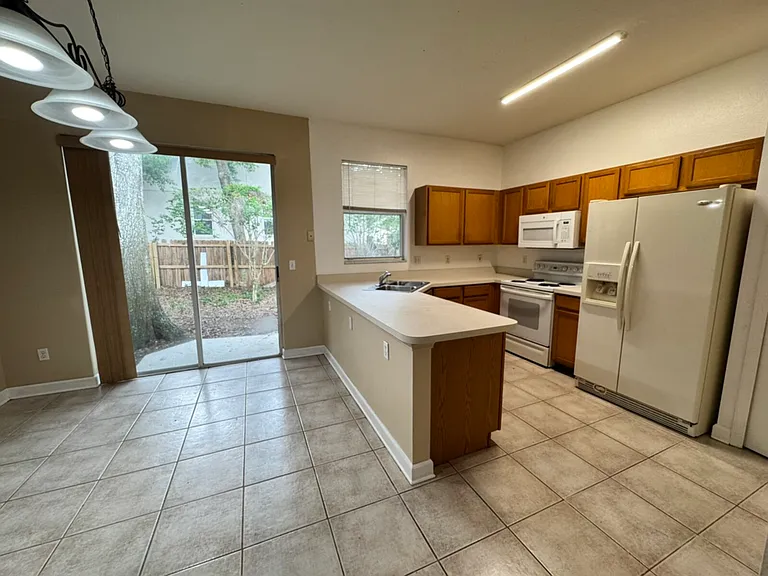 818 Hilly Bend Dr — Photo 4
