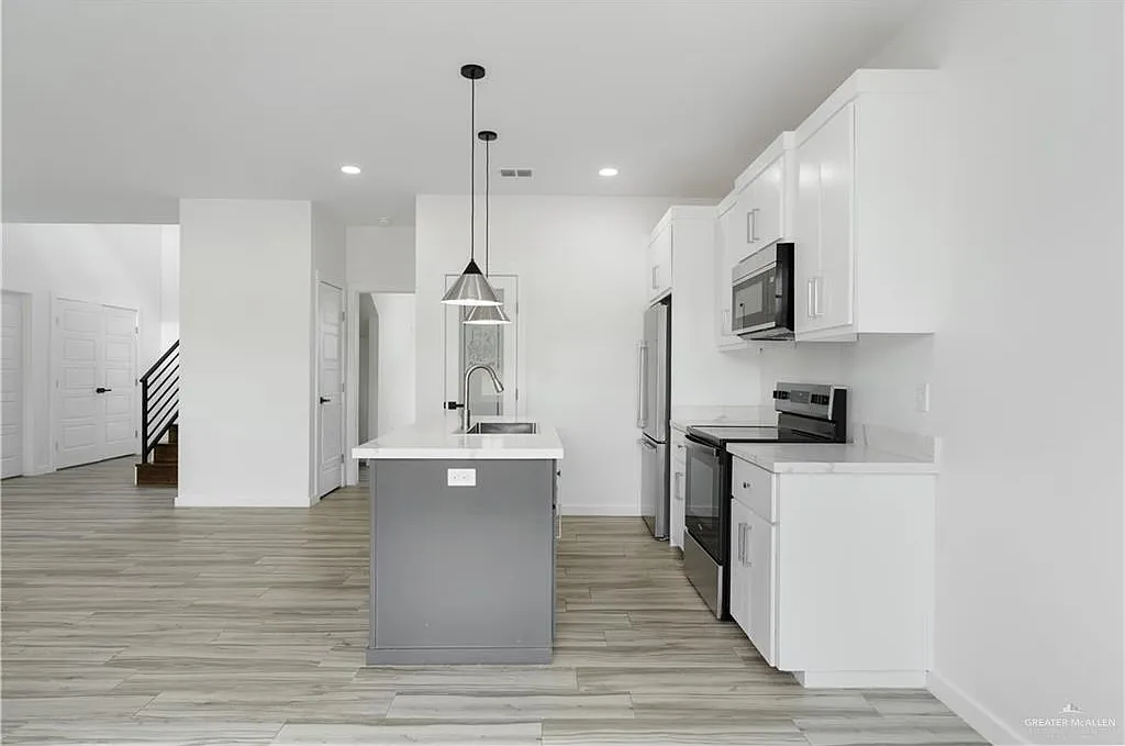 3 bed, 2.5 bath, 1720 sqft, $1,750 — Photo 2
