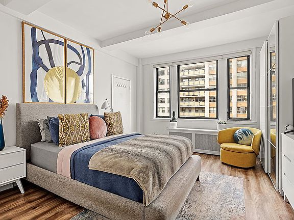 4th image of 20 W 72nd St #1601