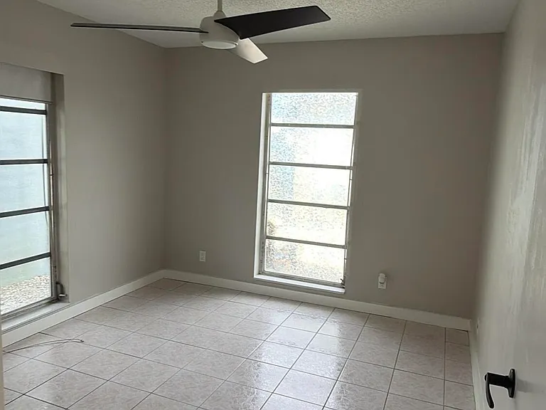 47 SE 13th St #2 — Photo 11