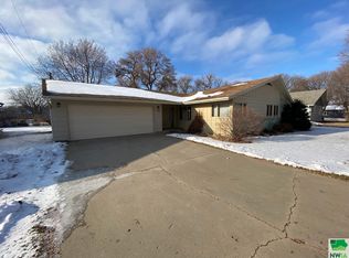 1315 Walnut St, Hull, IA 51239