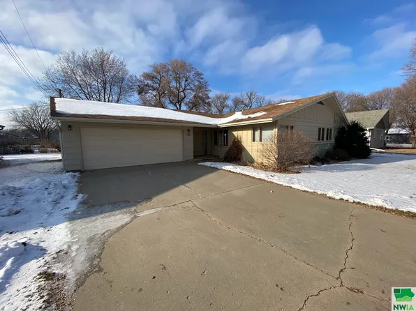 1315 Walnut St, Hull, IA 51239